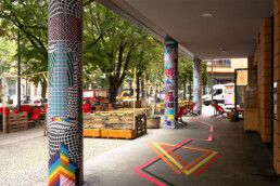 Urban Art Säulenbanner Installation am Potsdamer Platz beim Creative Summer Lab 2025 gestaltet von Mischka