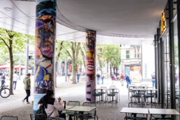 Bunte Säulenbanner Kunstinstallation am Potsdamer Platz beim Creative Summer Lab 2025 von Miss Glueniverse