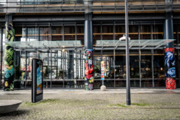 Urban Art Säulenbanner am Potsdamer Platz beim Creative Summer Lab 2025 gestaltet von Rommy Gonzales