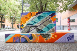 Bunt gestaltete Sitzmöbel am Potsdamer Platz beim Creative Summer Lab 2025 von Coky One