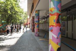 Säulenbanner Installation am Potsdamer Platz beim Creative Summer Lab 2025 gestaltet von Vikunia
