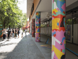 Säulenbanner Installation am Potsdamer Platz beim Creative Summer Lab 2025 gestaltet von Vikunia