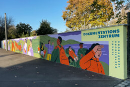 Mural von Vikunia mit Schriftzug Dokumentationszentrum Flucht, Vertreibung, Versöhnung an einer langen Außenwand in Berlin.