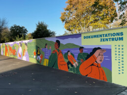 Mural von Vikunia mit Schriftzug Dokumentationszentrum Flucht, Vertreibung, Versöhnung an einer langen Außenwand in Berlin.