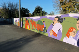 Detail des Murals von Vikunia mit Figuren, Pferdewagen und landschaftlicher Szene am Dokumentationszentrum.
