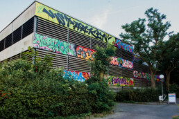 Gesamtansicht der farbigen ONE WALL von Lukas Zeilinger auf zwei Seiten des Parkhauses in Berlin Staaken