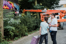 Produktion der ONE WALL von Lukas Zeilinger mit Hebebühne am Parkhaus in Berlin Staaken